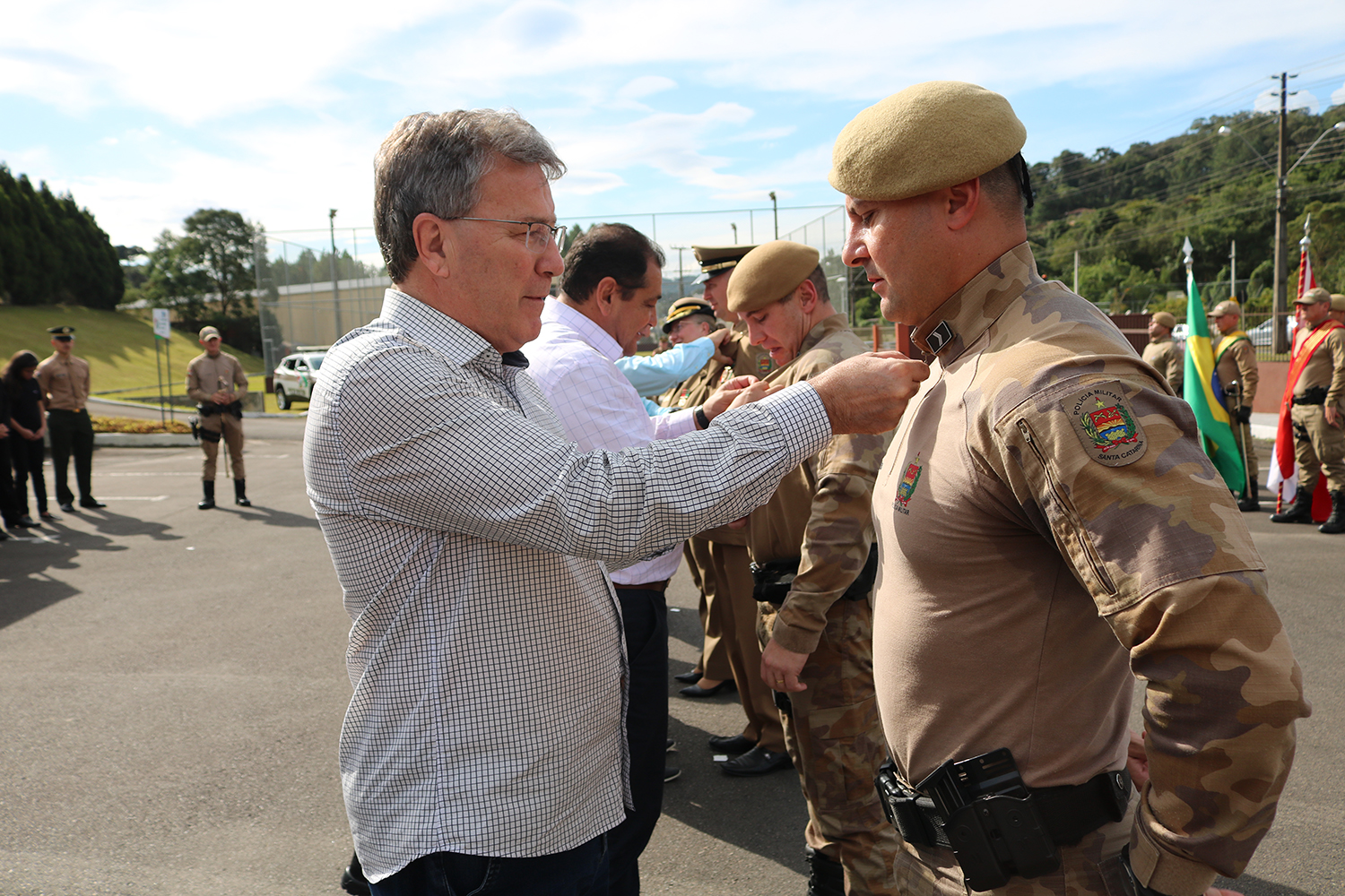 Solenidade homenageia policiais