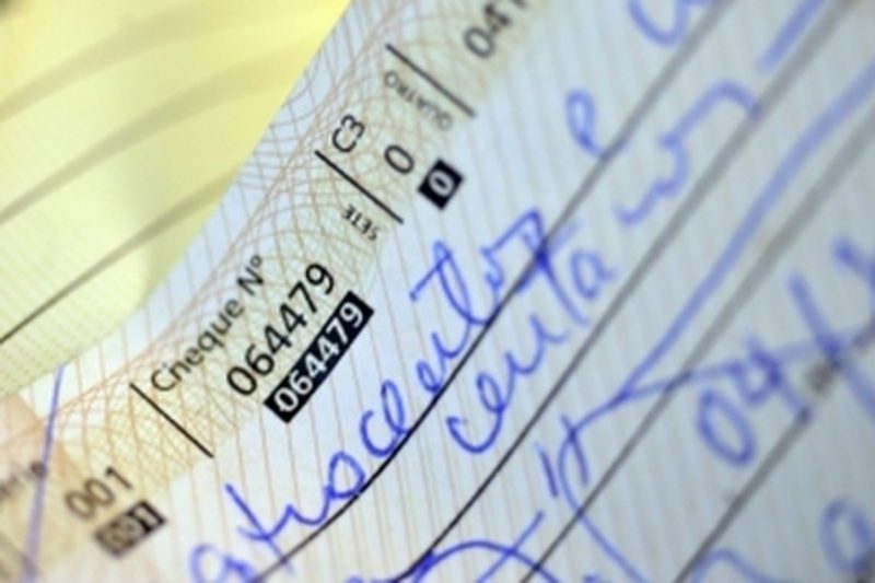 Casal é flagrado pela PM ao pagar compras com cheque clonado em Canoinhas