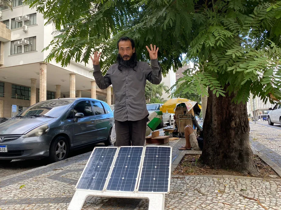 Homem em situação de rua utiliza placas de energia solar para consertar celulares gratuitamente: ‘Quero ajudar’