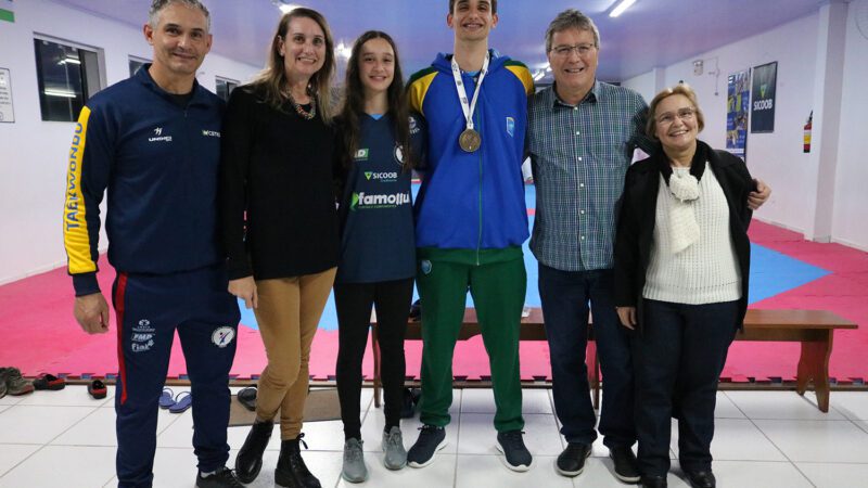 Atleta é recebido com festa após conquista do Mundial Escolar