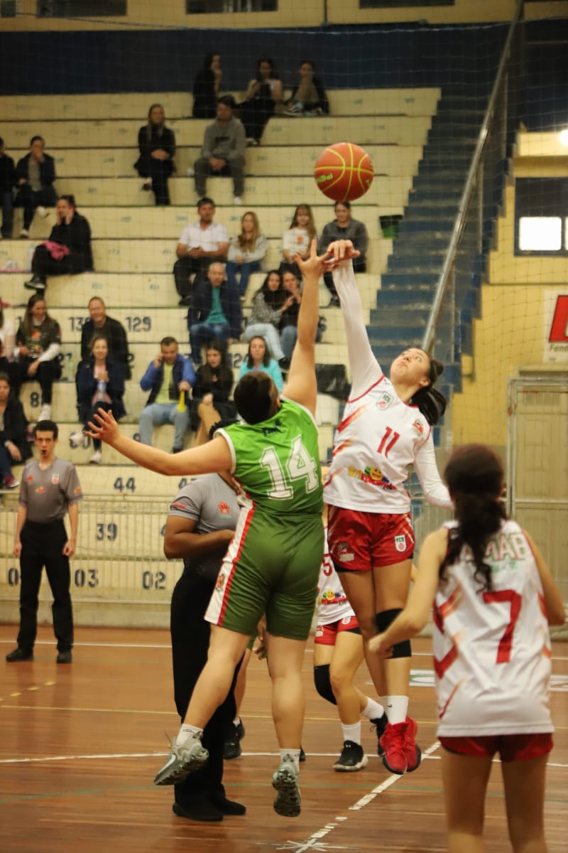 Basquete Sub 15 participa de competições