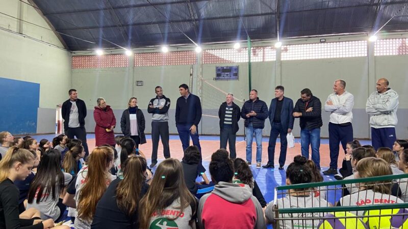 Giovane Gávio visita escolinha de vôlei são-bentense