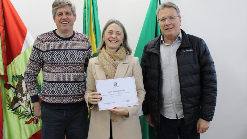 Servidora é homenageada pelo prefeito e vice