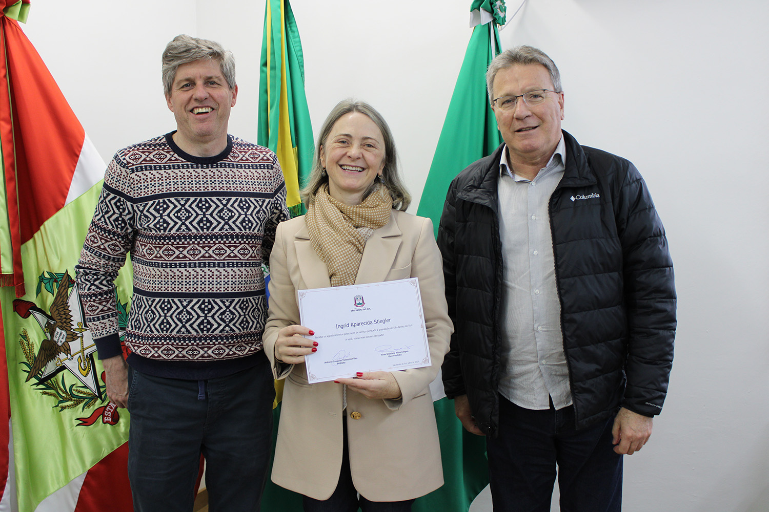 Servidora é homenageada pelo prefeito e vice