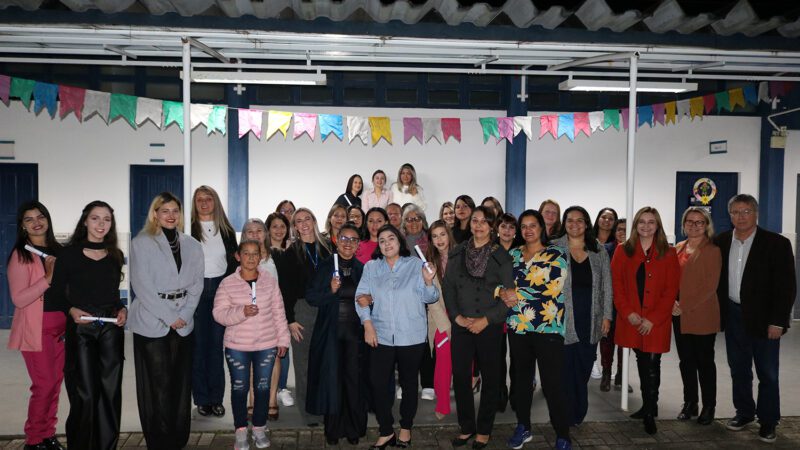 Mulheres se formam no curso de costura