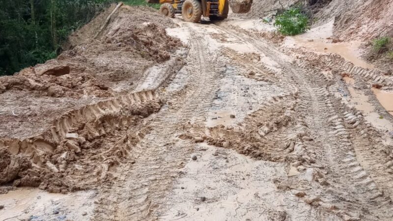 Obras e Defesa Civil atuam em liberação de vias após deslizamentos 