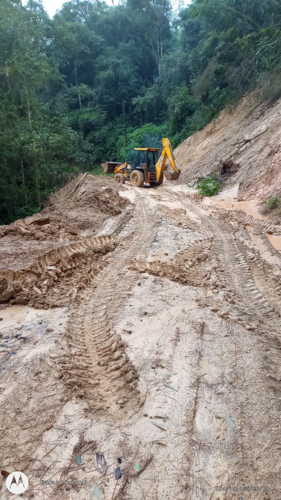 Obras e Defesa Civil atuam em liberação de vias após deslizamentos 