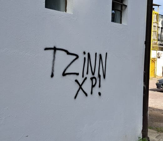 Prédio recém-reformado é vandalizado