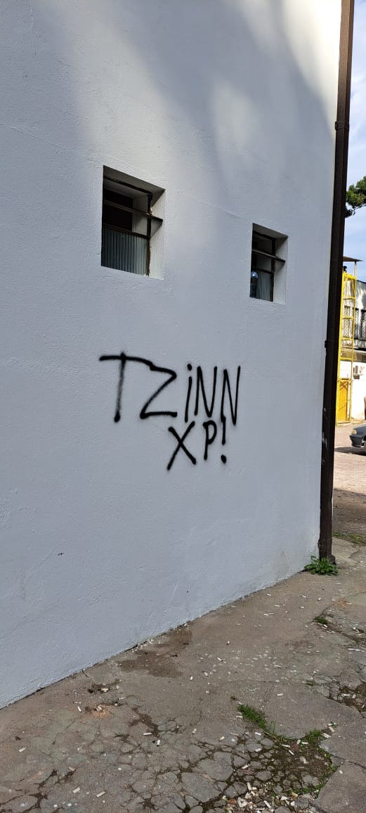 Prédio recém-reformado é vandalizado