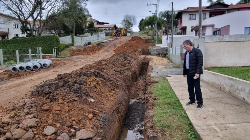 Prefeito acompanha obras de pavimentação comunitária