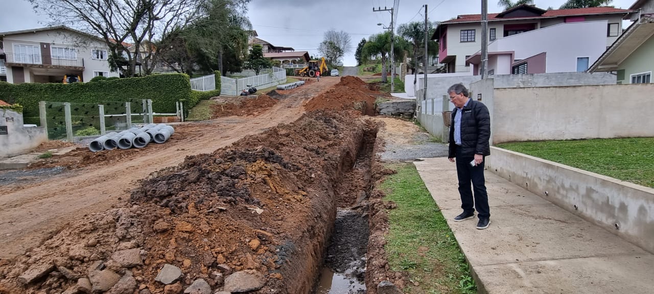 Prefeito acompanha obras de pavimentação comunitária