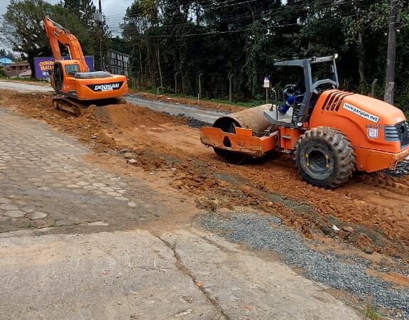 Trabalhos na Estrada das Neves e José Rückl em andamento