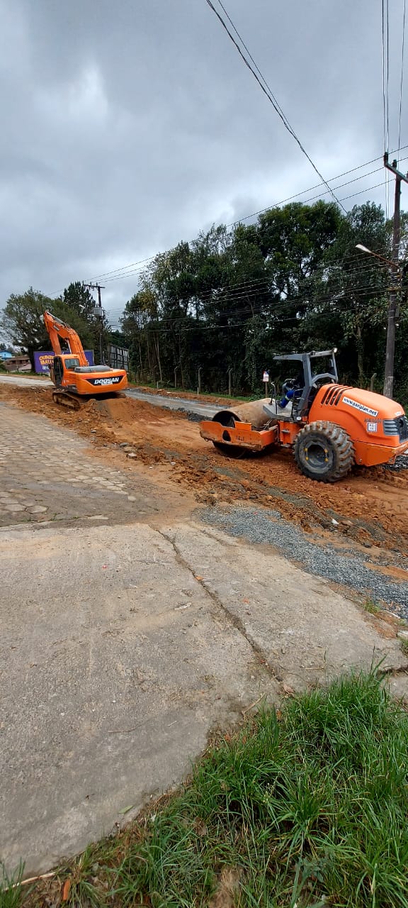 Trabalhos na Estrada das Neves e José Rückl em andamento