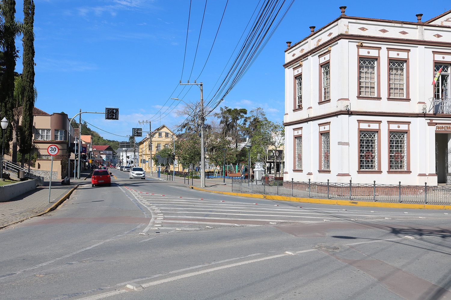 Trabalhos de levantamento topográfico avançam pelas ruas centrais