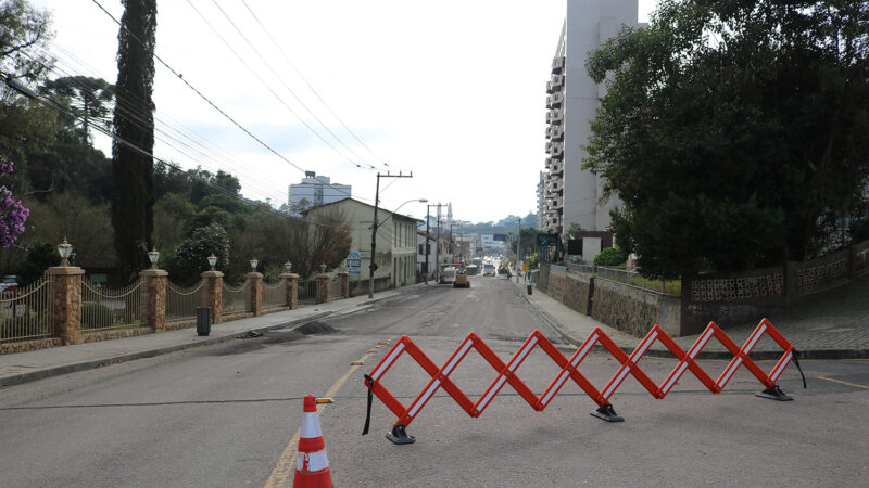 Avenida Nereu Ramos interditada para recapeamento 