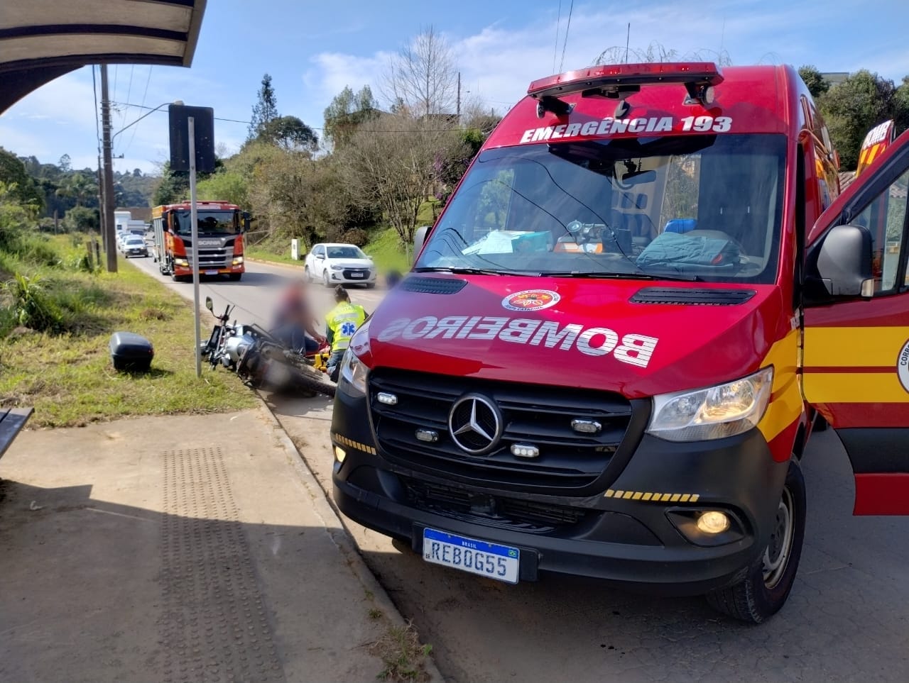 Moto e Carro colidem na Carlos Ruckel