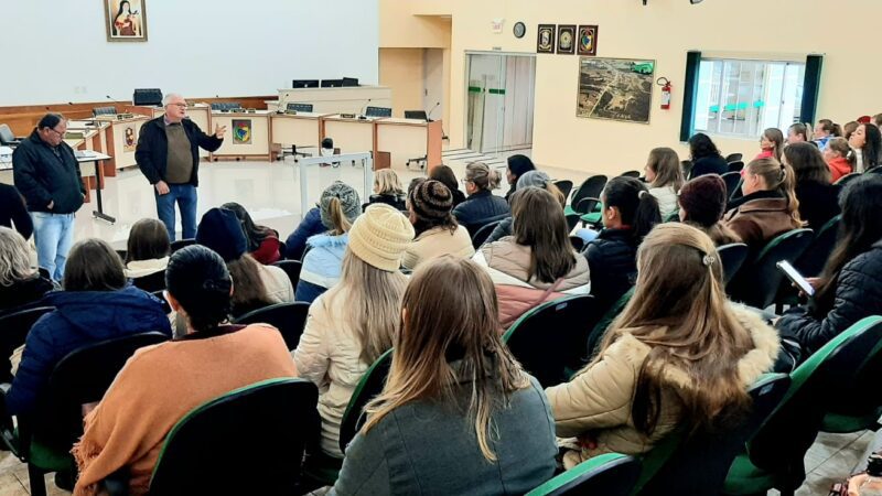 Profissionais da educação recebem capacitação