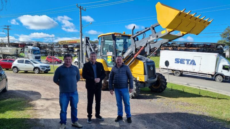 Nova retroescavadeira para atendimento aos agricultores.