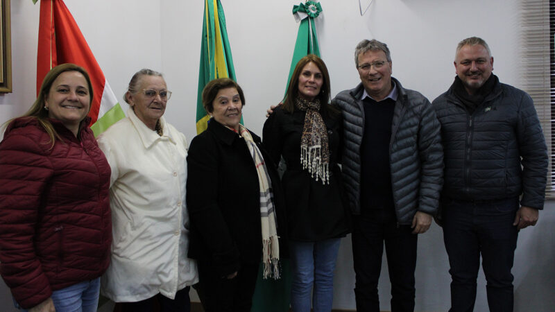 Prefeito recebe visita do Grupo Folclórico Lustig Tanzgruppe