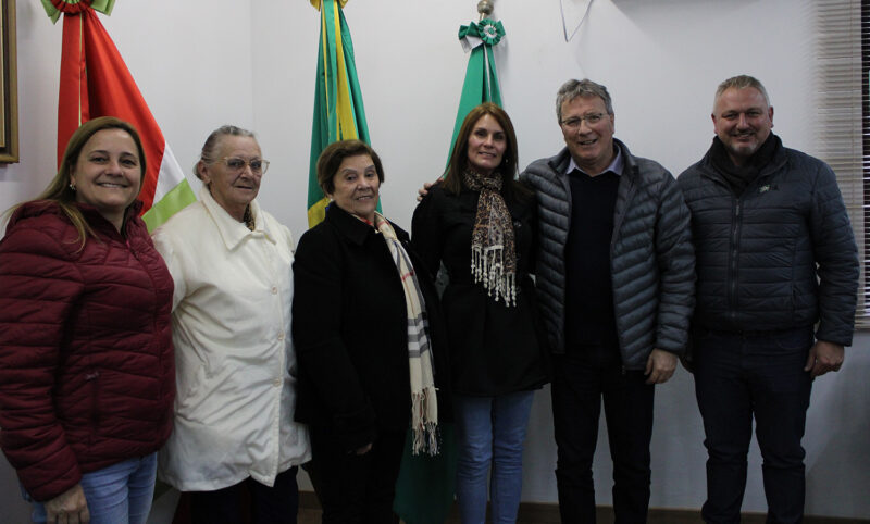 Prefeito recebe visita do Grupo Folclórico Lustig Tanzgruppe