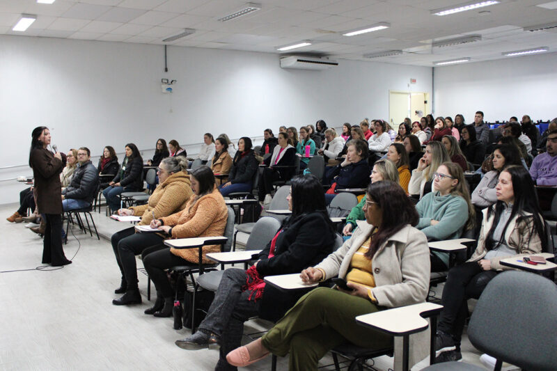 Profissionais recebem capacitação sobre serviços do Creas