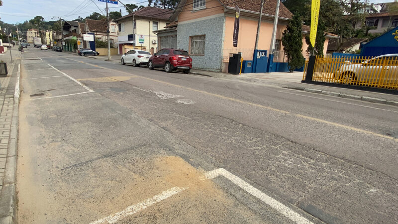 Trânsito em meia pista na Avenida Nereu Ramos