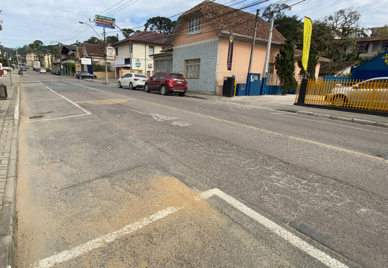 Trânsito em meia pista na Avenida Nereu Ramos