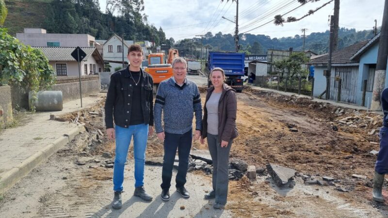 Trabalhos continuam na rua José Rückl nesta terça-feira