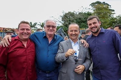 Genir Junckes recebeu as chaves da retroescavadeira do Governador Jorginho Melo