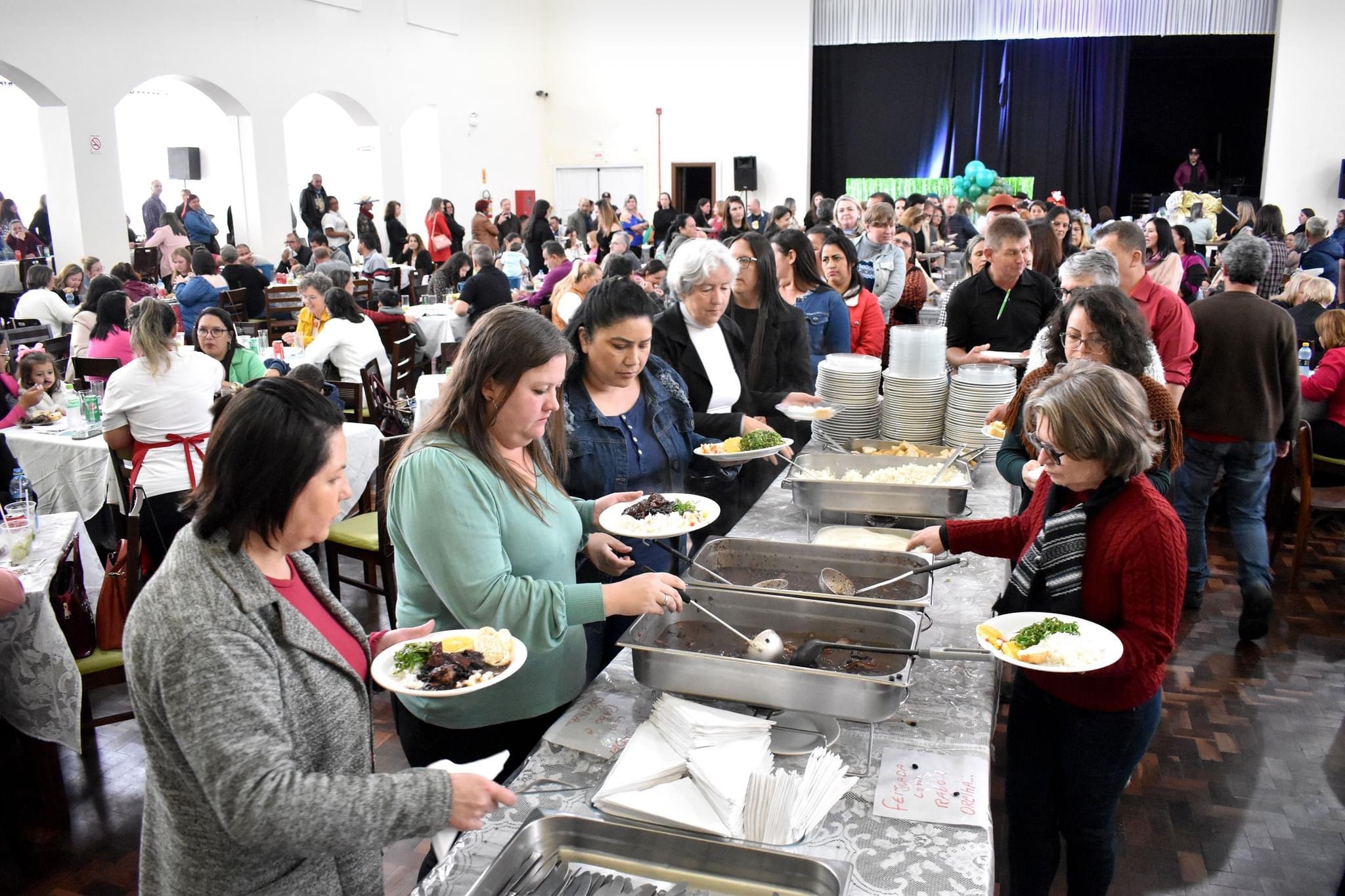 MAIS DE 500 SÓCIOS NA FEIJOADA DO SINDICATO DOS SERVIDORES