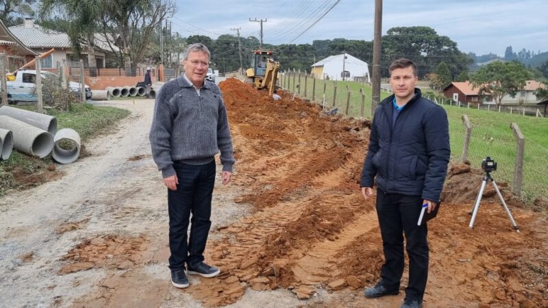 Trecho da Estrada Pessegueiro em obras para pavimentação