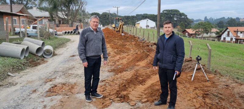 Trecho da Estrada Pessegueiro em obras para pavimentação