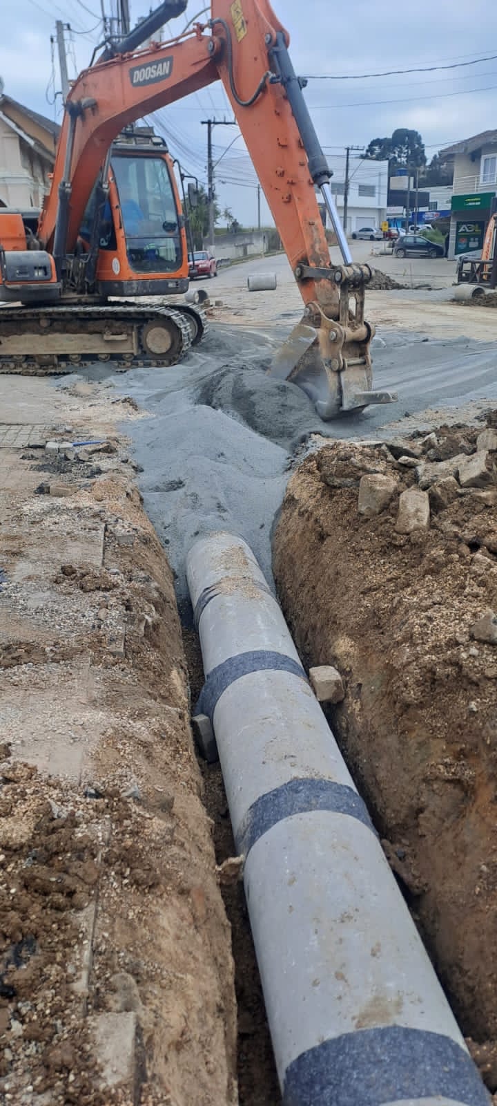 Trabalhos continuam na José Rückl para obras de drenagem