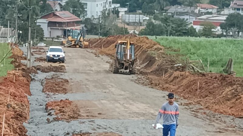 Rua Boleslau Blonkovski começa a receber pavimentação asfáltica