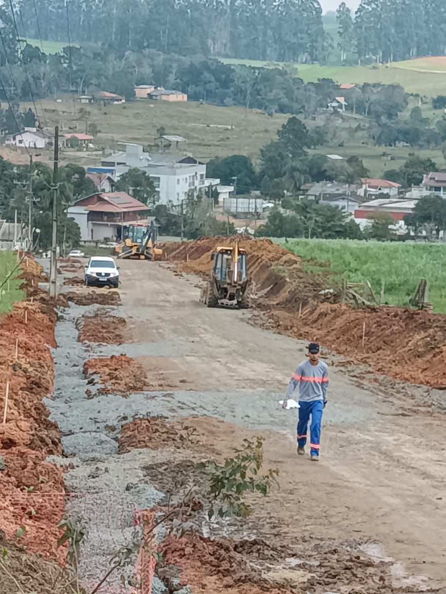 Rua Boleslau Blonkovski começa a receber pavimentação asfáltica