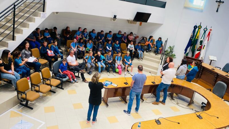 Hoje o passeio dos alunos da escola Marcelino Stoeberl, do Distrito de Volta Grande foi de muito conhecimento e diversão.