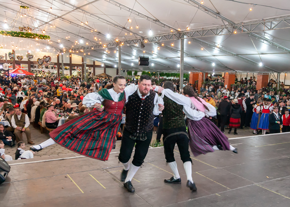 GRUPOS PROMOVEM CULTURA E LEVAM DIVERSÃO À SCHLACHTFEST