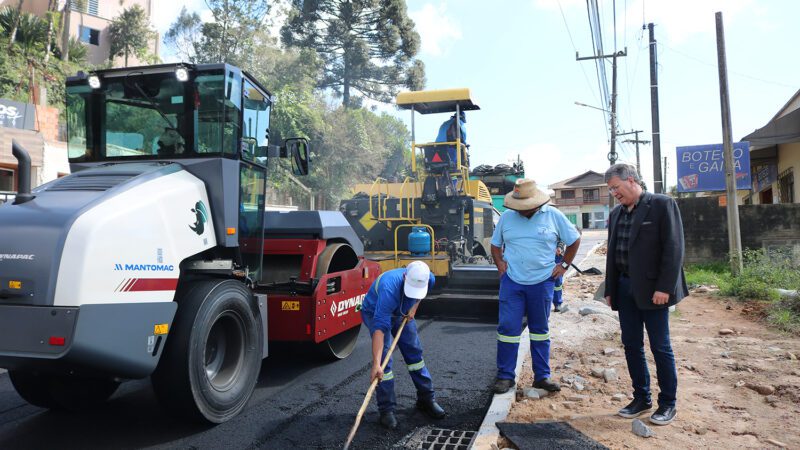 Prefeito acompanha avanços da pavimentação asfáltica na Rua das Neves