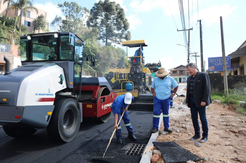 Prefeito acompanha avanços da pavimentação asfáltica na Rua das Neves