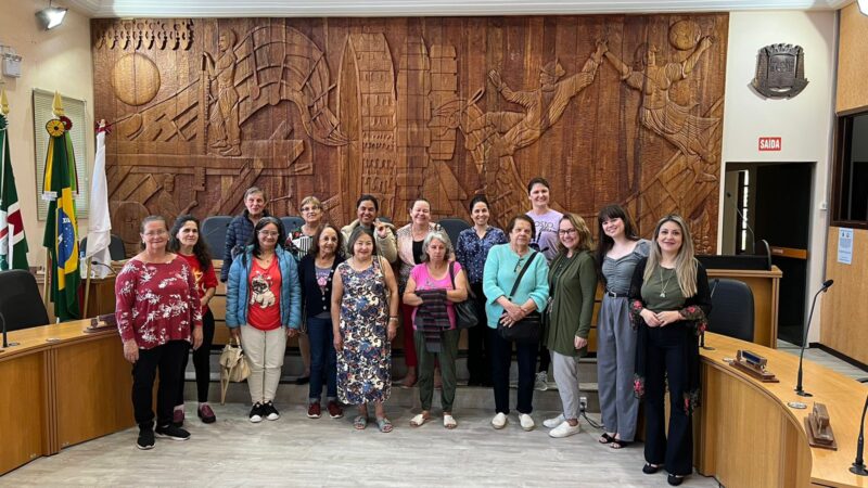 Grupos de Convivência de Mulheres do CRAS visitam Exposição na Câmara