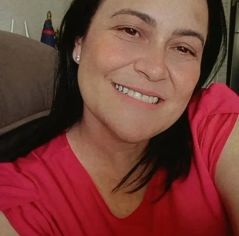 Mulher encontrada pela filha morta dentro de casa em SC era auxiliar em escola; marido é suspeito