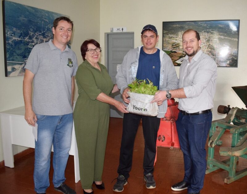 ENTREGA DE MUDAS DE ERVA MATE PARA AGRICULTORES DE CAMPO ALEGRE