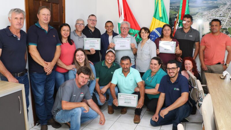 Prefeito de Papanduva entrega certificados qualidade a produtores de leite de Papanduva