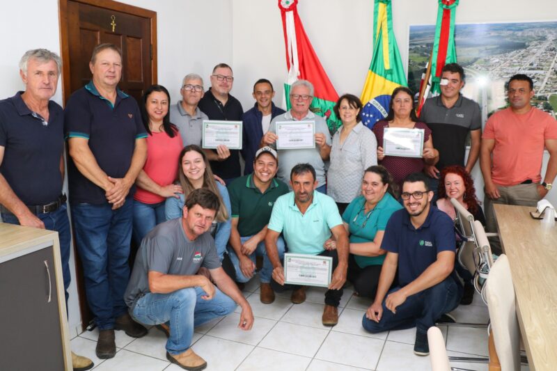 Prefeito de Papanduva entrega certificados qualidade a produtores de leite de Papanduva