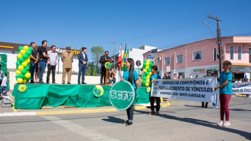 Desfile Cívico em Monte Castelo Rende Tributo Emocionante à História e Comunidade