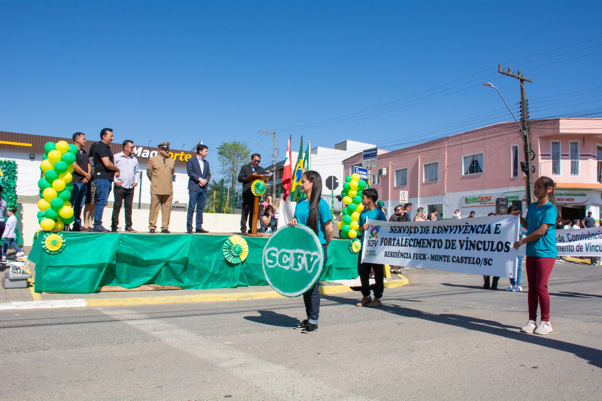 Desfile Cívico em Monte Castelo Rende Tributo Emocionante à História e Comunidade