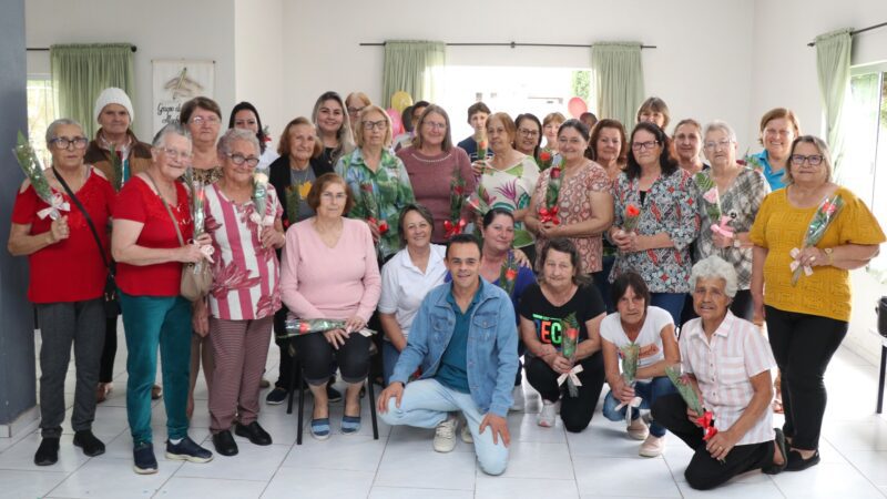 Membros da Melhor Idade recebem homenagem pelo Dia do Idoso.