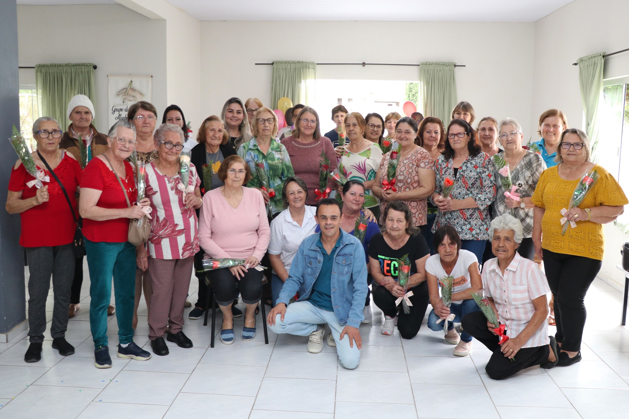 Membros da Melhor Idade recebem homenagem pelo Dia do Idoso.