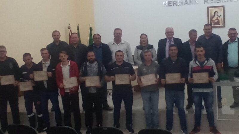 Sessão Solene Homenageia Motoristas da Saúde e Educação em Santa Terezinha