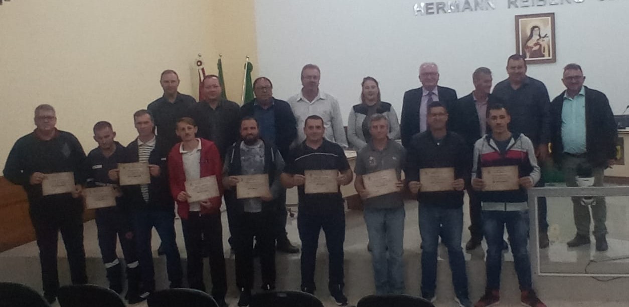 Sessão Solene Homenageia Motoristas da Saúde e Educação em Santa Terezinha